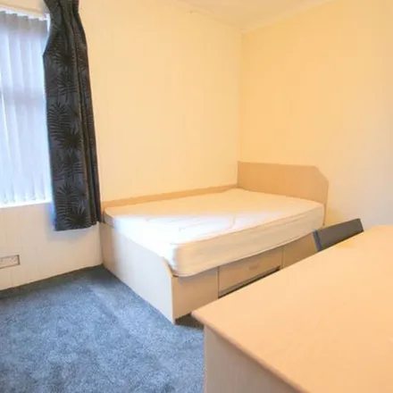 Rent this 5 bed duplex on Broomfield Crescent in Leeds, LS6 3DD