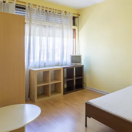 Rent this 3 bed room on Rua de Carlos da Maia in 4200-143 Porto, Portugal