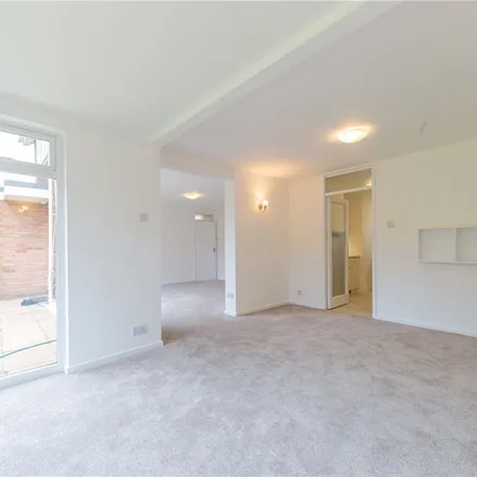 Image 3 - Foxcroft, St Albans, AL1 5SS, United Kingdom - Apartment for rent