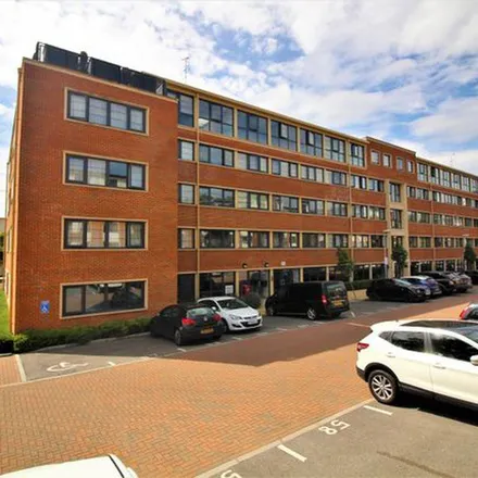 Image 6 - Pipers Patch, Farnborough, GU14 7QG, United Kingdom - Apartment for rent