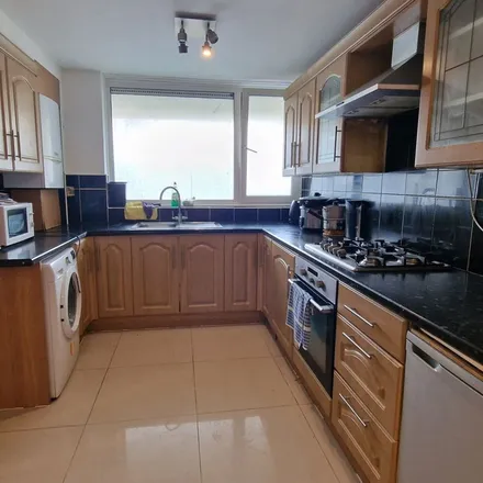 Image 2 - Bow Road, Bromley-by-Bow, London, E3 4DJ, United Kingdom - Apartment for rent