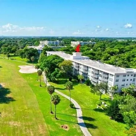 Image 5 - Oaks Course, 3701 Oaks Clubhouse Drive, Pompano Beach, FL 33069, USA - Condo for sale