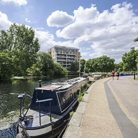 Image 9 - Waterfront House, Harry Zeital Way, London, E5 9RP, United Kingdom - Apartment for sale