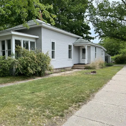 Buy this 3 bed house on 702 North Rowe Street in Ludington, Mason County