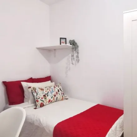 Rent this 4 bed room on Carrer de Vila i Vilà in 54, 08004 Barcelona