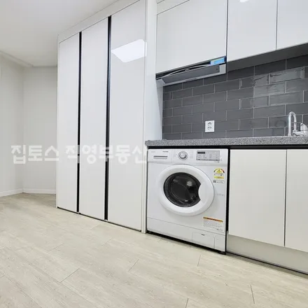 Rent this studio apartment on 서울특별시 동작구 사당동 240-6