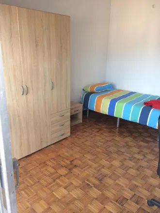 Rent this 4 bed room on Fonte de Contumil in Rua de Contumil, 4350-098 Porto