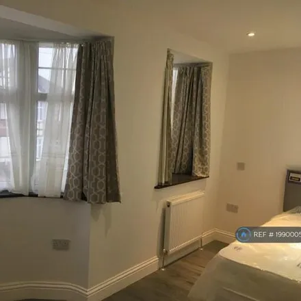 Image 4 - Aintree Crescent, London, IG6 2HD, United Kingdom - House for rent