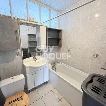 Rent this 2 bed apartment on 22 Rue d'Edimbourg in 62100 Calais, France