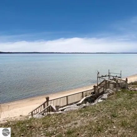 Image 7 - 8079 South West Bay Shore Drive, Greilickville, Elmwood Charter Township, MI 49684, USA - House for sale