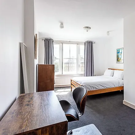 Rent this 3 bed apartment on London in N1 2ST, United Kingdom