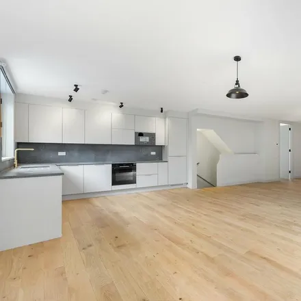 Rent this 3 bed duplex on 1 Wilberforce Road in London, N4 2SW