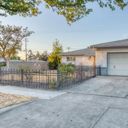 Buy this 3 bed house on 4213 East Buckingham Way in Fresno, CA 93726