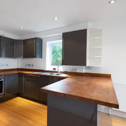 Rent this 5 bed duplex on Wimbledon Hill Road in London, SW19 7DG