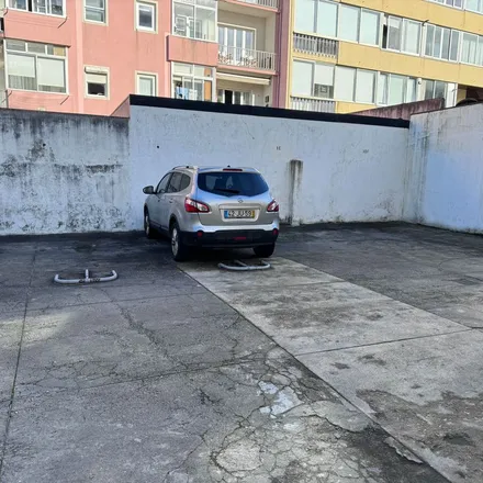 Image 1 - Farmácia Santos Salvador, Rua Alcaide de Faria, 4100-186 Porto, Portugal - Apartment for rent