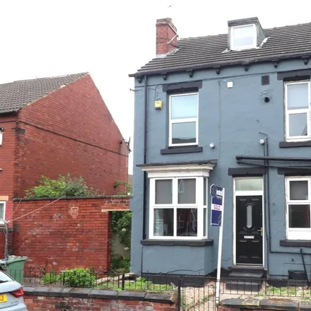 Rent this 3 bed townhouse on Brooklyn Place in Leeds, LS12 2BR