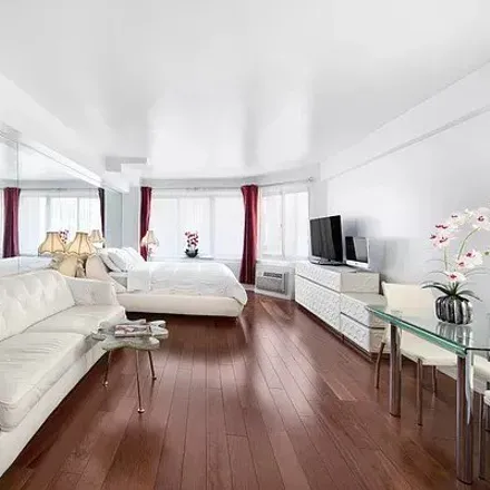 Image 2 - 225 East 46th Street, New York, NY 10017, USA - Condo for sale