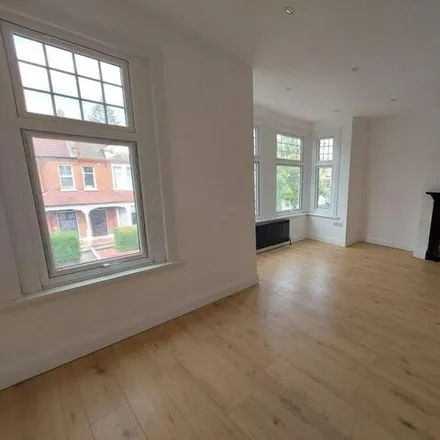 Rent this 3 bed apartment on Princes Avenue in London, N3 2BW