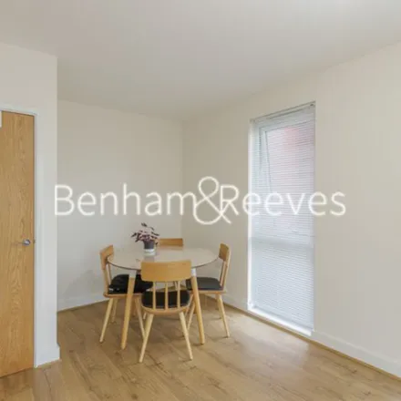 Image 5 - Beaufort Drive, London, NW11 6BS, United Kingdom - Apartment for rent