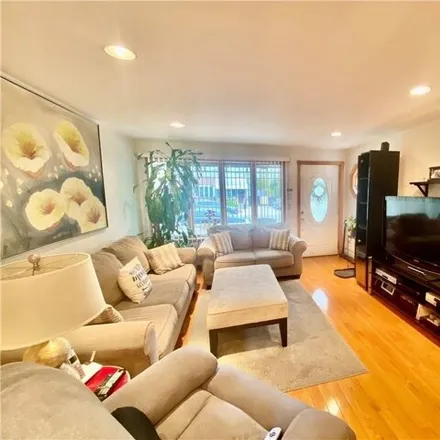 Image 5 - 1930 East 35th Street, New York, NY 11234, USA - House for sale