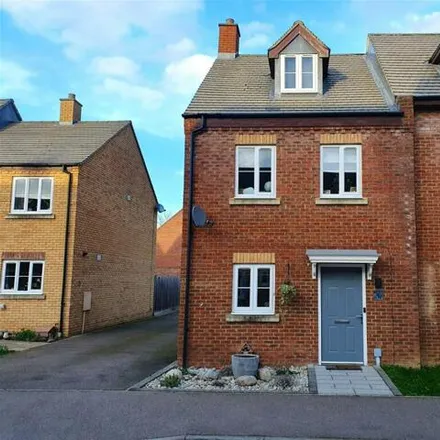 Buy this 3 bed house on Stockbridge Close in Clifton, SG17 5FG