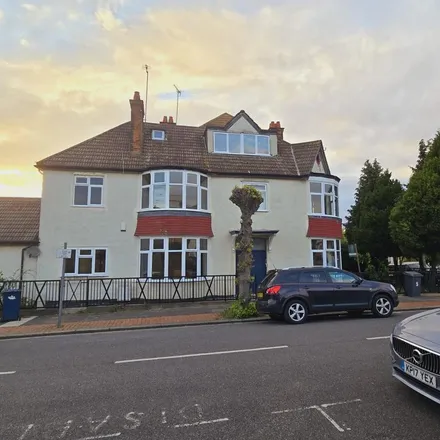 Rent this 6 bed duplex on Menorah Primary School in 1-3 The Drive, London