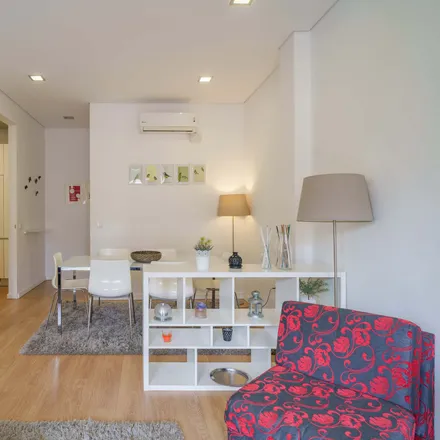 Image 2 - Zeza Cortinados, Rua de Saraiva de Carvalho, 4049-019 Porto, Portugal - Apartment for rent