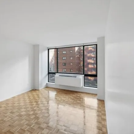 Rent this studio house on Pick A Bagel in 39 West End Avenue, New York