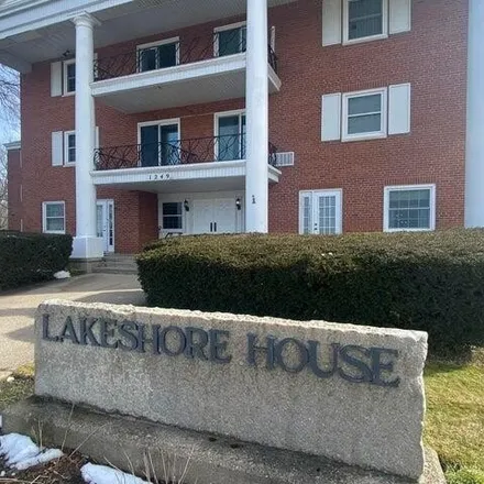 Image 2 - 1231 Lakeshore Drive, Muskegon, MI 49441, USA - Condo for sale