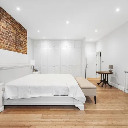 Rent this 3 bed apartment on Migom Design in Cavendish Road, London