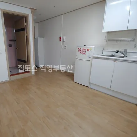 Rent this studio apartment on 서울특별시 강동구 천호동 287-26