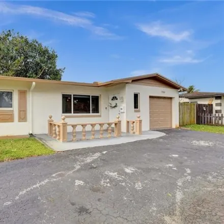 Image 2 - 7232 McKinley Street, Hollywood, FL 33024, USA - House for sale