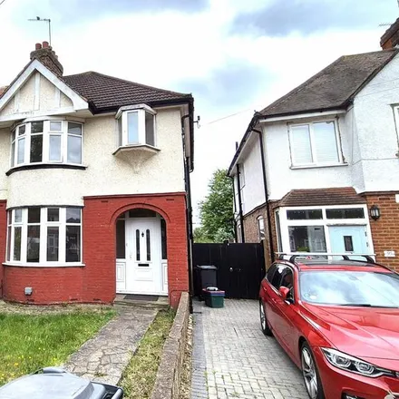 Rent this 3 bed duplex on Central Avenue in London, TW3 2QL