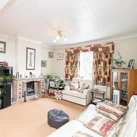 Image 4 - Coopers Hill, Chipping Ongar, CM5 9EE, United Kingdom - House for sale