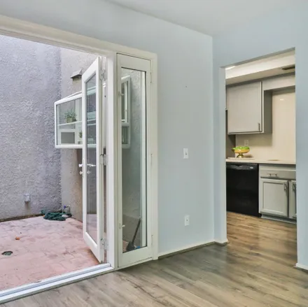 Image 2 - Victory Boulevard, Los Angeles, CA 91307, USA - Townhouse for sale