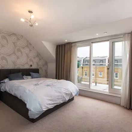 Rent this 6 bed apartment on Harris Academy Battersea in Battersea Park Road, London