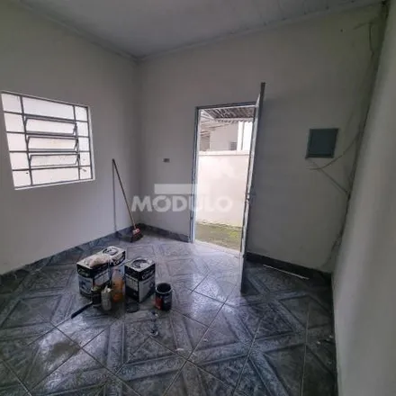 Rent this 2 bed house on Avenida Vasconcelos Costa in Osvaldo Rezende, Uberlândia - MG