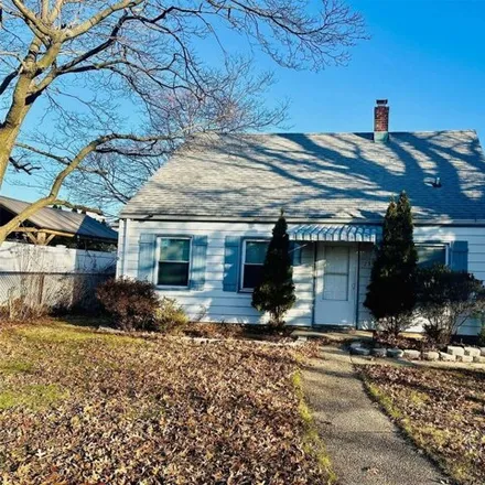 Rent this 4 bed house on 25 Peachtree Lane in Levittown, NY 11756