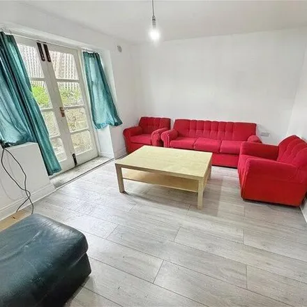 Rent this 4 bed house on Chesterton Road in Londres, Great London