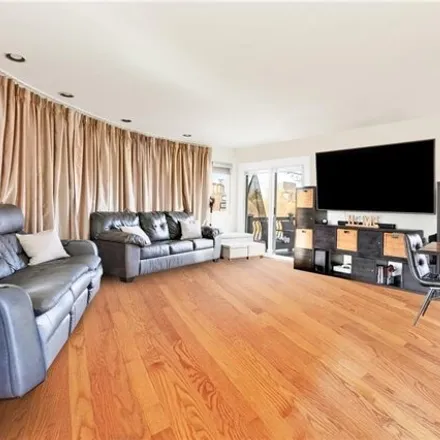 Image 3 - 55 Poplar Avenue, New York, NY 10309, USA - Duplex for sale