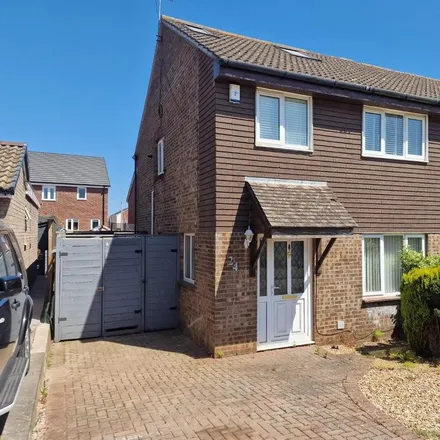 Rent this 4 bed duplex on Slade Close in Sully, CF64 5UU