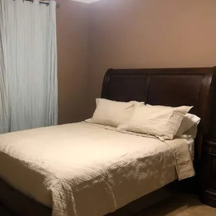 Rent this 3 bed condo on Auburn