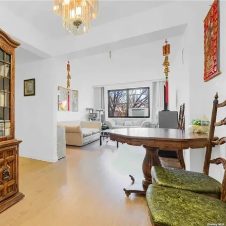Image 2 - 139-15 28th Road, New York, NY 11354, USA - Apartment for sale