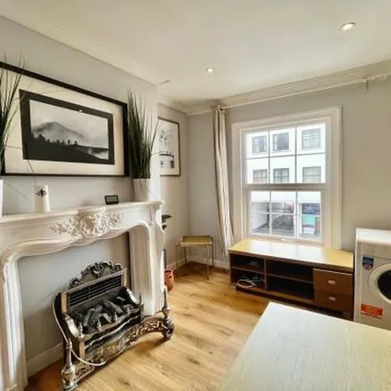 Image 2 - The Salon, 113 Warwick Street, Royal Leamington Spa, CV32 4QZ, United Kingdom - Apartment for rent