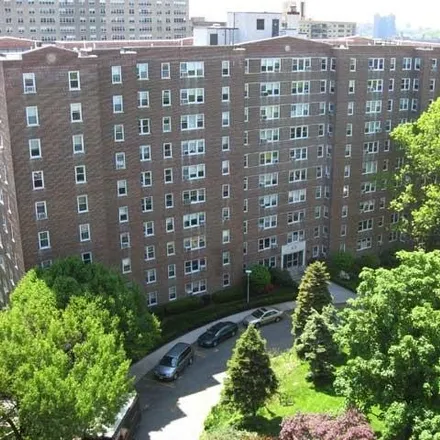 Buy this 2 bed condo on 60 Knolls Crescent in New York, NY 10463