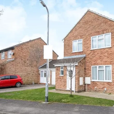 Rent this 3 bed house on Ilkley Way in Thatcham, RG19 3XJ