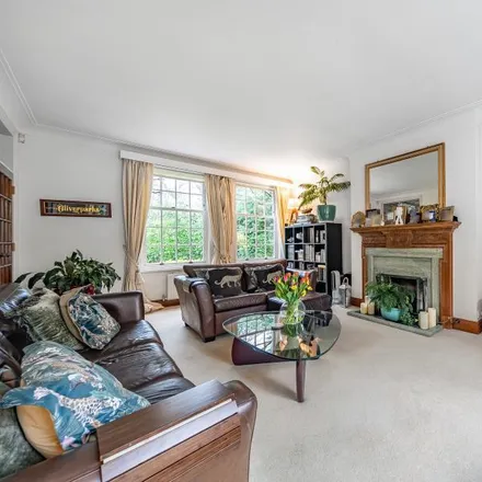 Image 3 - Roundhill Drive, Old Woking, GU22 8HW, United Kingdom - House for rent