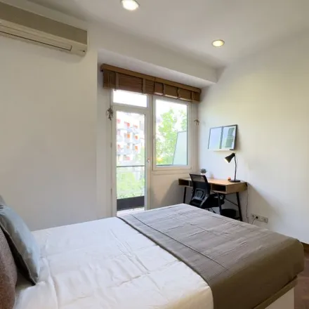 Rent this 6 bed room on cocö in Carrer de Roger de Llúria, 08001 Barcelona