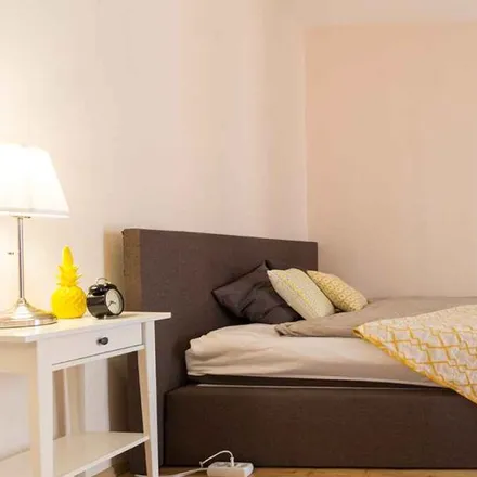 Rent this 3 bed room on Grüneburgweg 27 in 60322 Frankfurt, Germany