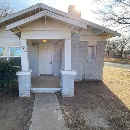 Rent this 2 bed house on 2715 Avenue T in Lubbock, TX 79411